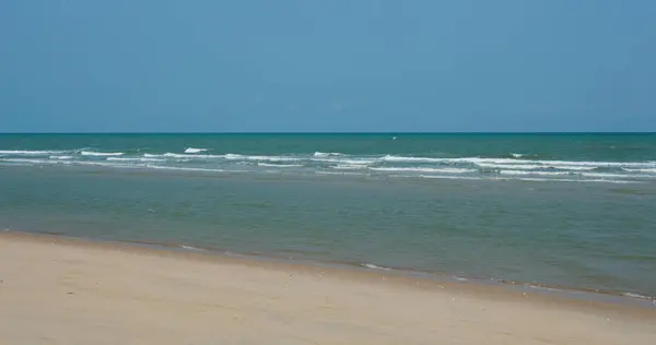 砂浜の海と晴れた日 — ストック写真