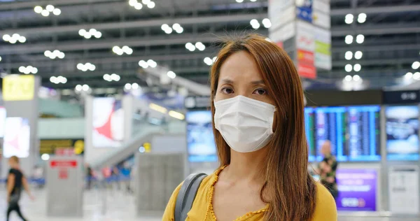Vrouw Draagt Medisch Masker Luchthaven — Stockfoto