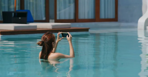 Vrouw Gebruik Van Mobiele Telefoon Voor Het Nemen Van Foto — Stockfoto