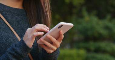 Parkta kadın cep telefonu kullanımı