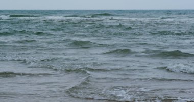 Sahilde deniz suyu dalgaları