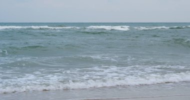 Kumsalda turkuaz deniz suyu