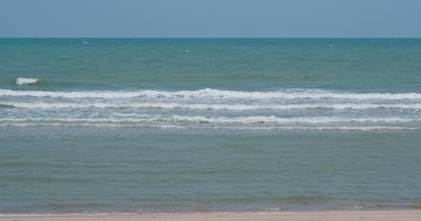 Sahilde deniz dalgaları