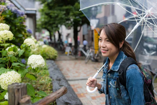 Vrouw Kijk Naar Bloem Regendag — Stockfoto