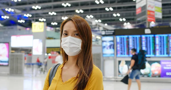 Vrouw Draagt Medisch Masker Luchthaven — Stockfoto