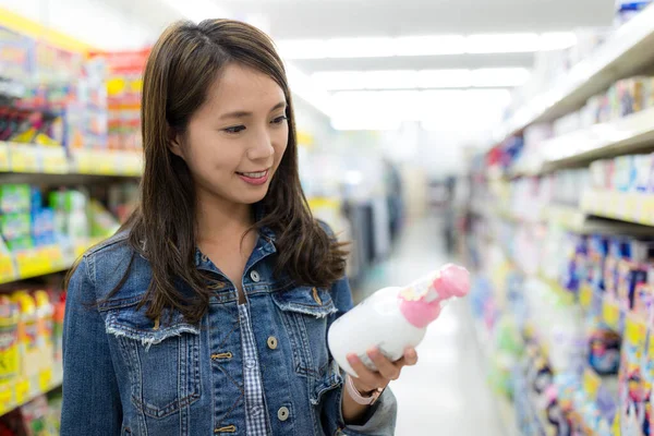 Kadın Süpermarketten Bir Şeyler Alıyor — Stok fotoğraf