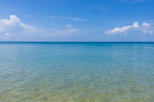 Klares Wasser Sandstrand Und Blauer Himmel — Stockfoto