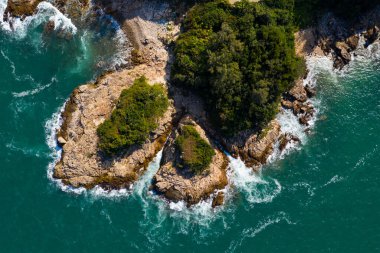 Adanın yukarıdan aşağı manzarası