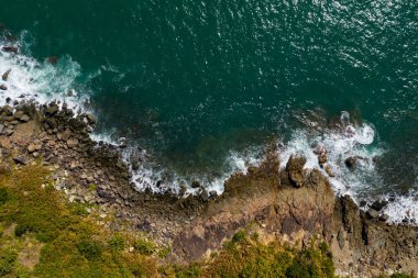 Hong Kong 'daki Sai Kung Ninepin Grup adasının en aşağıdan görünüşü