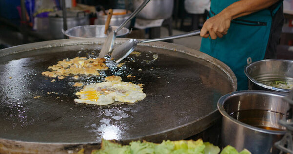 Яичная лапша на рынке Таиланда