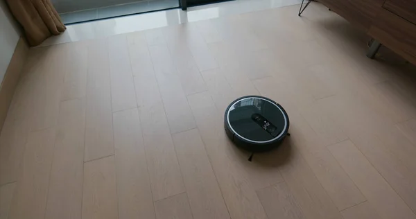 リビングルームの床の上のロボット掃除機 — ストック写真