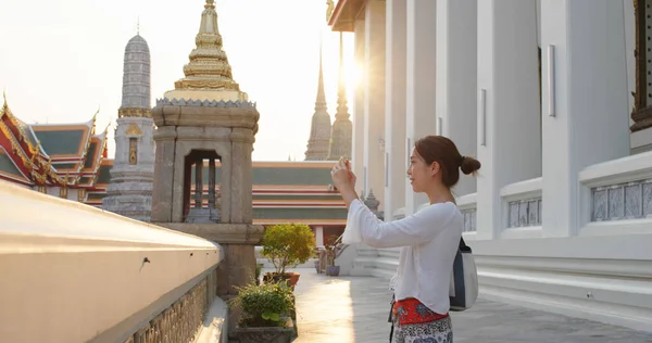 Kvinna Foto Mobiltelefon Thailand Grand Palace — Stockfoto