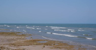 Kumsal ve mavi gökyüzü