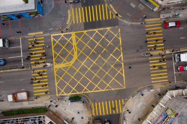 Kwun Tong, Hong Kong 27 Aralık 2019: Yol kavşağının yukarıdan aşağı manzarası