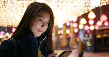 Gece kadın cep telefonu kullanımı