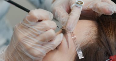 Mikropatenli kaş dövmesi, kalıcı makyaj.