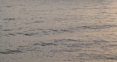 Su koyunda gün batımı zamanı