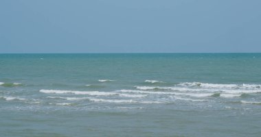 Deniz dalgası kumsalı ve mavi gökyüzü