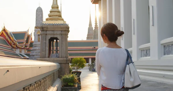 Kvinna Besöker Thailand Grand Palace — Stockfoto