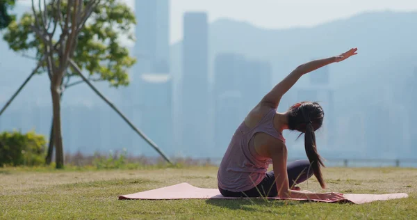 Kvinna Gör Yoga Parken — Stockfoto