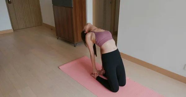 Vrouw Doen Yoga Thuis — Stockfoto