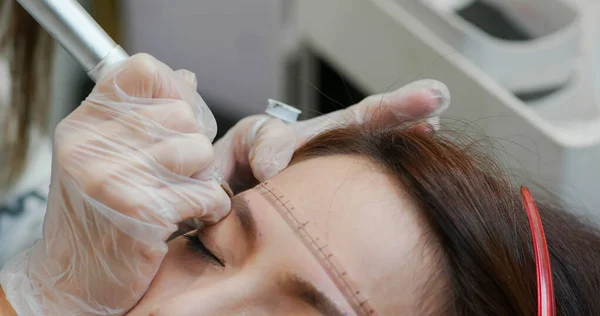 Microblading Wenkbrauwen Werk Stroom Een Schoonheidssalon — Stockfoto