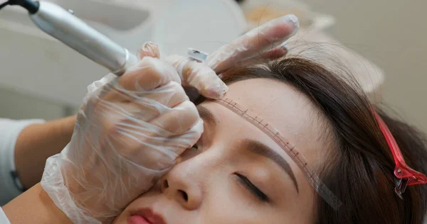 Frau Unterzieht Sich Augenbrauen Microblading Permanent Make — Stockfoto