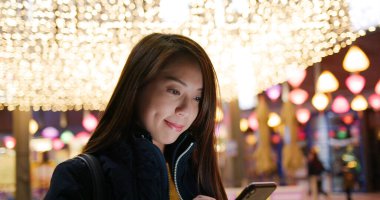 Gece kadın cep telefonu kullanımı