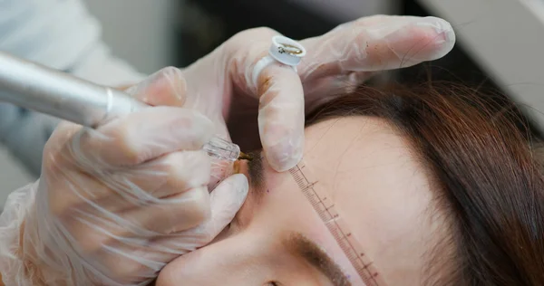 Frau Unterzieht Sich Augenbrauen Einer Mikropigmentierung Schönheitssalon — Stockfoto