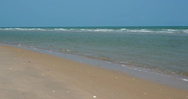 Okyanus sahili ve mavi gökyüzü