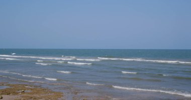 Kumsal ve mavi gökyüzü