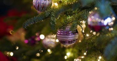 Geceleyin Noel ağacı süslemesi