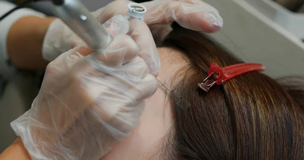 Mulher Sofre Microblading Sobrancelha Composição Permanente — Fotografia de Stock