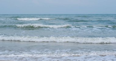 Su ve dalgalar deniz manzarası 