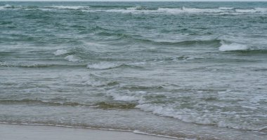 Sahilde deniz suyu dalgaları