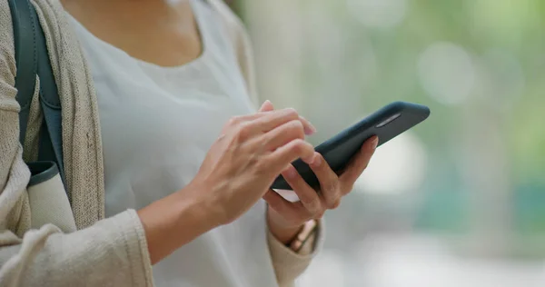 Frau Nutzt Smartphone Freien — Stockfoto