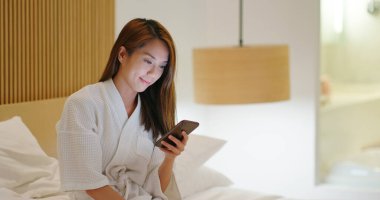 Otelde kadın cep telefonu kullanımı