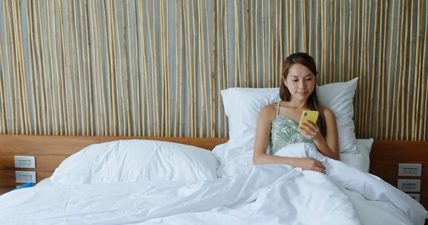 Vrouw Kijken Naar Mobiele Telefoon Bed — Stockfoto