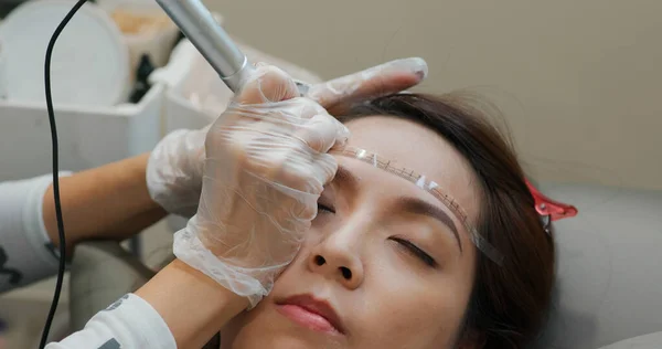 Donna Subisce Microblading Del Sopracciglio Trucco Permanente — Foto Stock