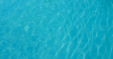 Yüzme havuzunda mavi su dalgası