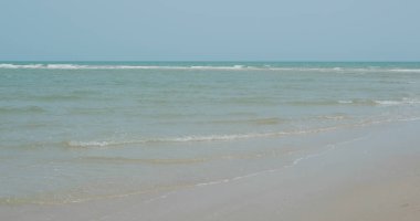 Kum sahili denizi ve gökyüzü