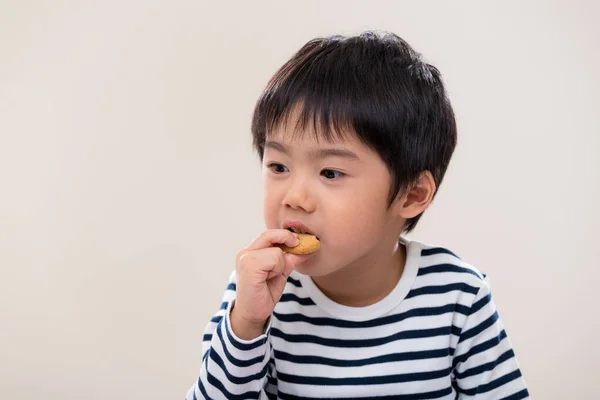 Хлопчик Їсть Печиво Білому Тлі — стокове фото