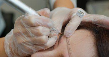 Mikroplu kaşlar güzellik salonunda akıyor.