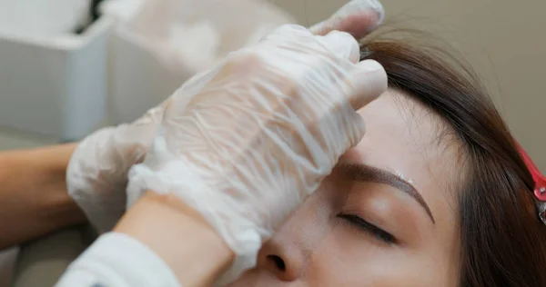 Especialista Esteticista Maquiagem Permanente Fazendo Sobrancelha Microblading Tatuagem Compõem — Fotografia de Stock