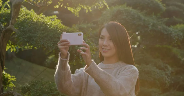 Vrouw Nemen Foto Mobiele Telefoon Bij Zonsondergang — Stockfoto