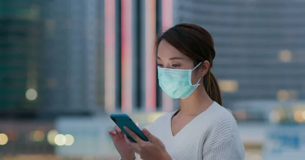Kobieta Nosić Maskę Medyczną Twarzy Korzystania Telefonu Komórkowego Mieście Zachodzie — Zdjęcie stockowe