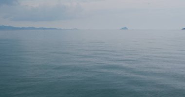 Su koyunda ve yatay gökyüzünde