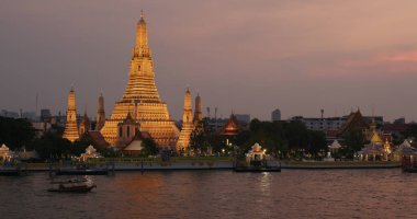 Bangkok, Tayland, 20 Mart 2020 Gün batımında Wat Arun