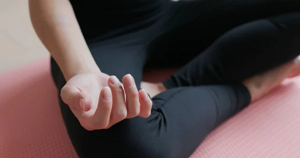 Wanita Melakukan Yoga Rumah — Stok Foto