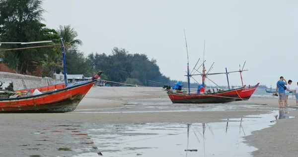 Hua Hin Tailândia Março 2020 Barco Pesca Praia Areia — Fotografia de Stock